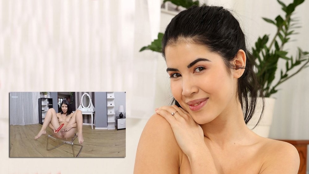 Lady Dee's Wild Pee Play in Stunning VR