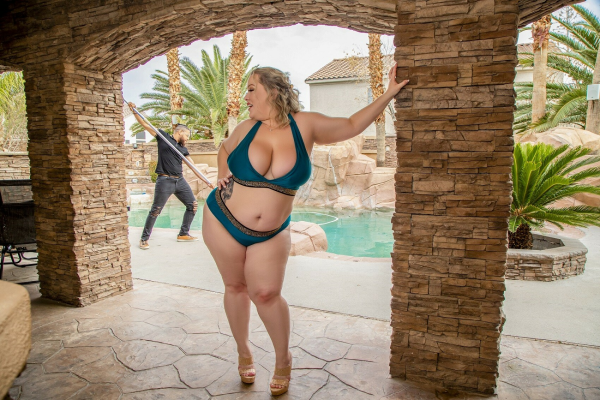 Bunny De La Cruz in Hot MILF Pool Boy Seduction - Image 5