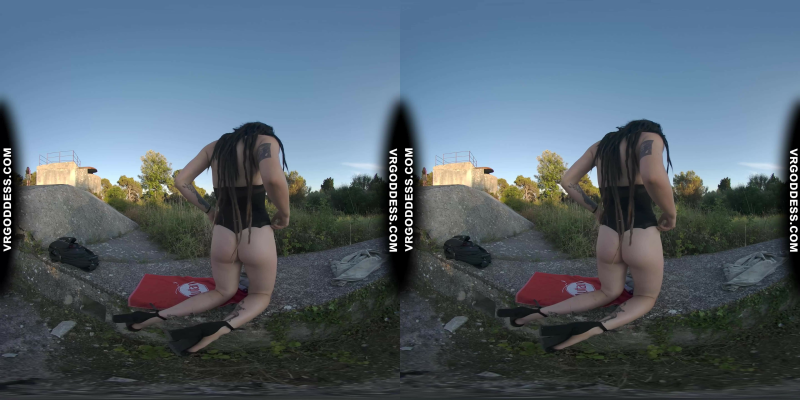 Risky Public Masturbating Hot Girl Brille Gets Caught By Tourists Gets Finished At Home - Image 2