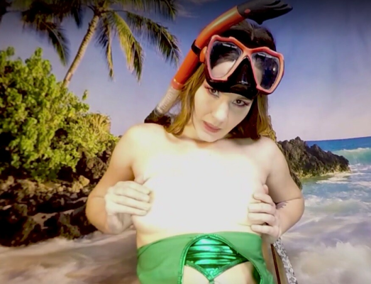 Elena Vega Sizzles in Stunning 4K Solo Play - Image 3