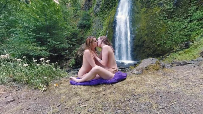 Endza & Sierra Cirque: Sensual Lesbian Licking - Image 1