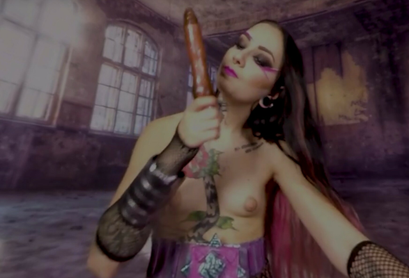 Sharlotte Thorne Sizzles in 4K VR Solo Action - Image 2