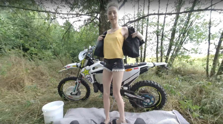 Isabela Likes To Have Sex On A Motorbike - Image 1