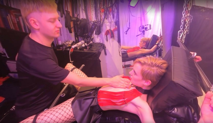 Private Sex Video # 2: Kinky Babe Gets A Facial - Image 1