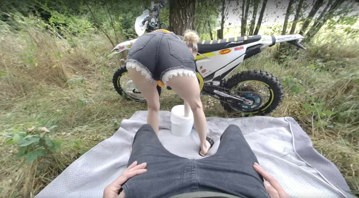 Isabela Likes To Have Sex On A Motorbike - Image 2